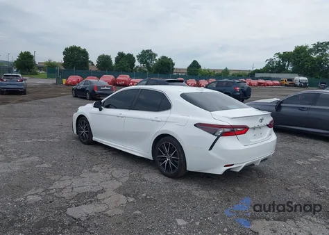 2021 Toyota Camry Se/Se Night Shade z USA, uszkodzony, nr VIN 4T1G11AK6MU516035